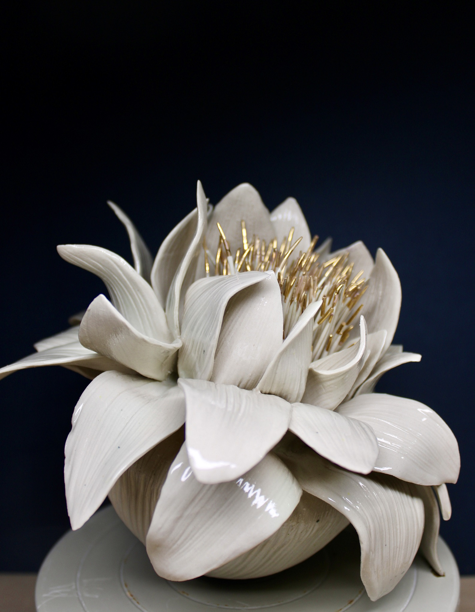 Fehér porcelán edény arany díszítéssel