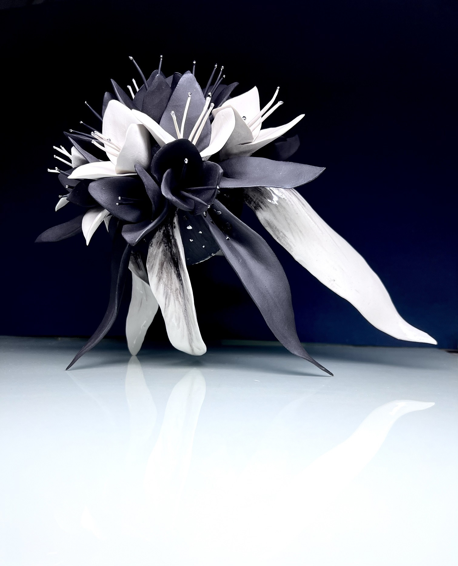 Fehér porcelán edény arany díszítéssel