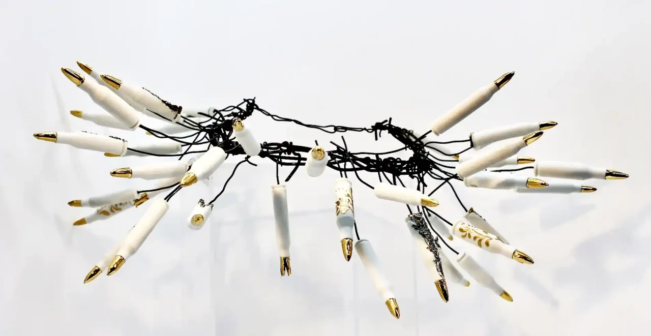 Porcelán nyaklánc szögesdróttal és arany részletekkel