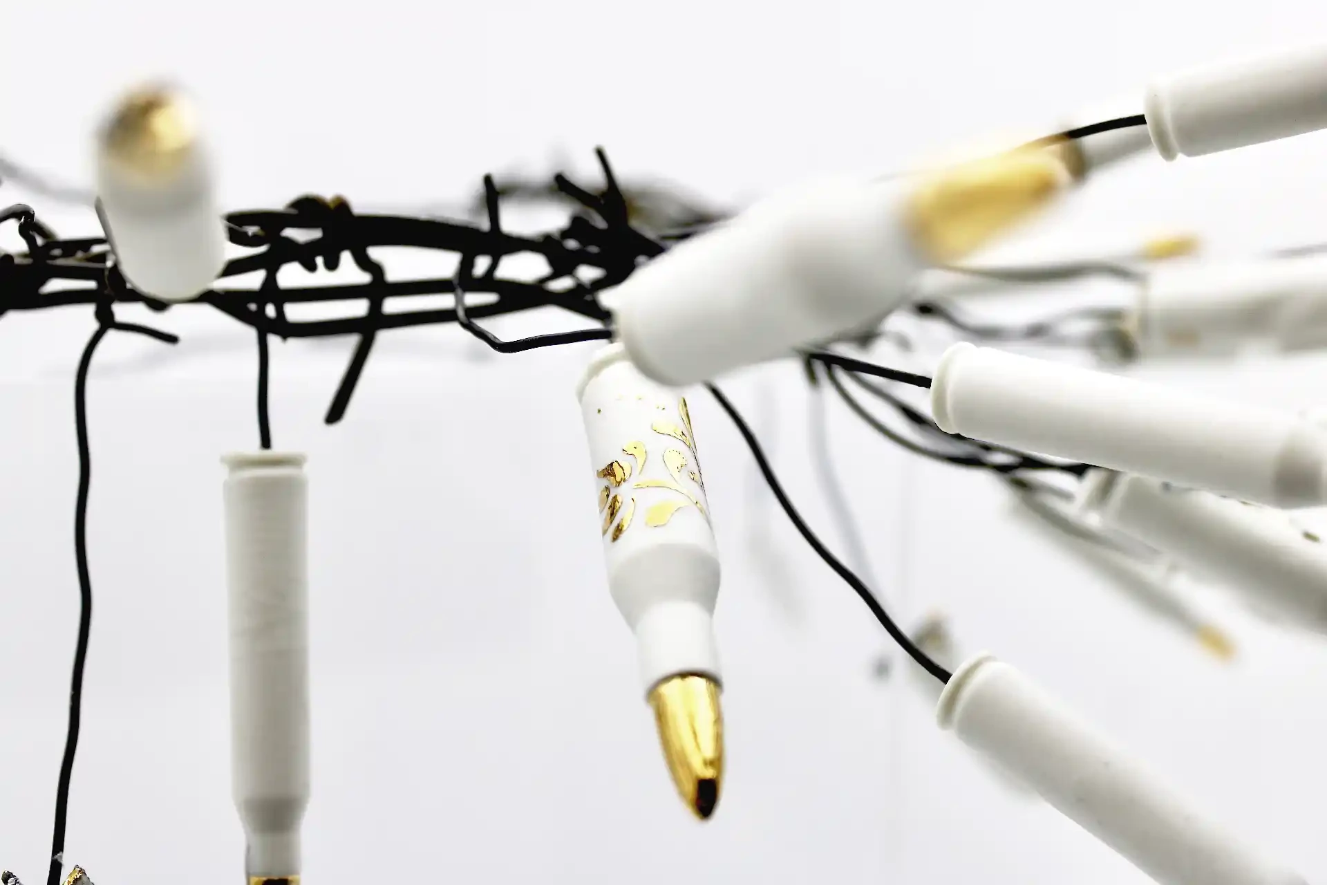 Porcelán nyaklánc szögesdróttal közeli