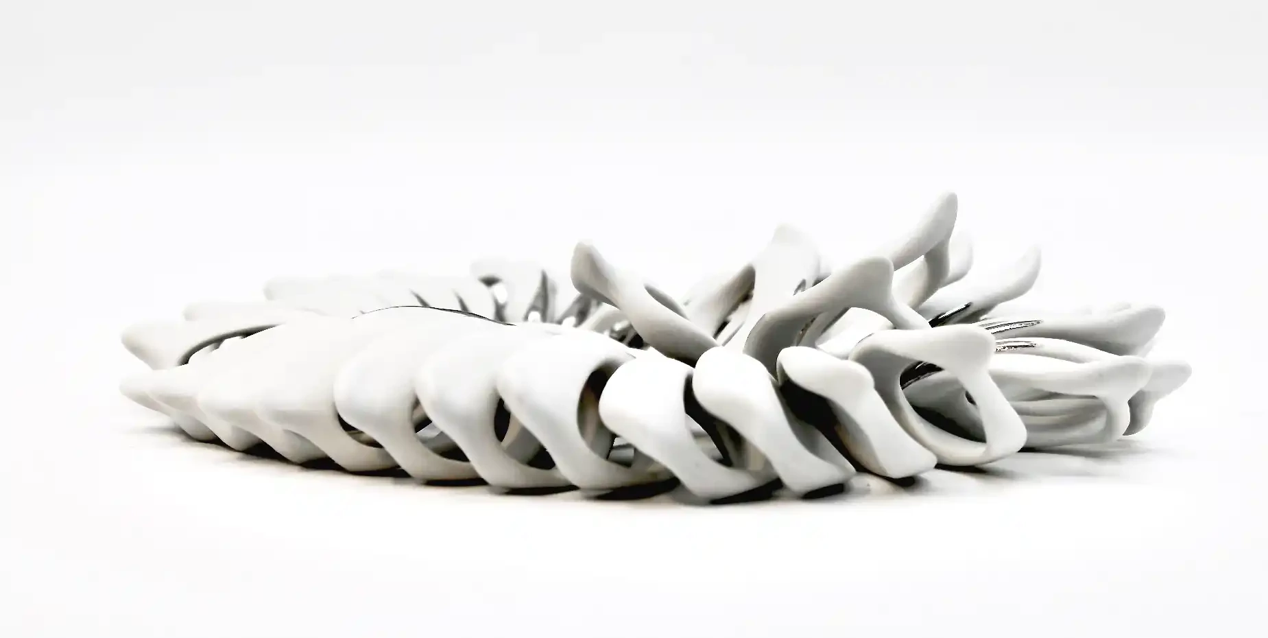 Fehér porcelán nyaklánc organikus forma részlet