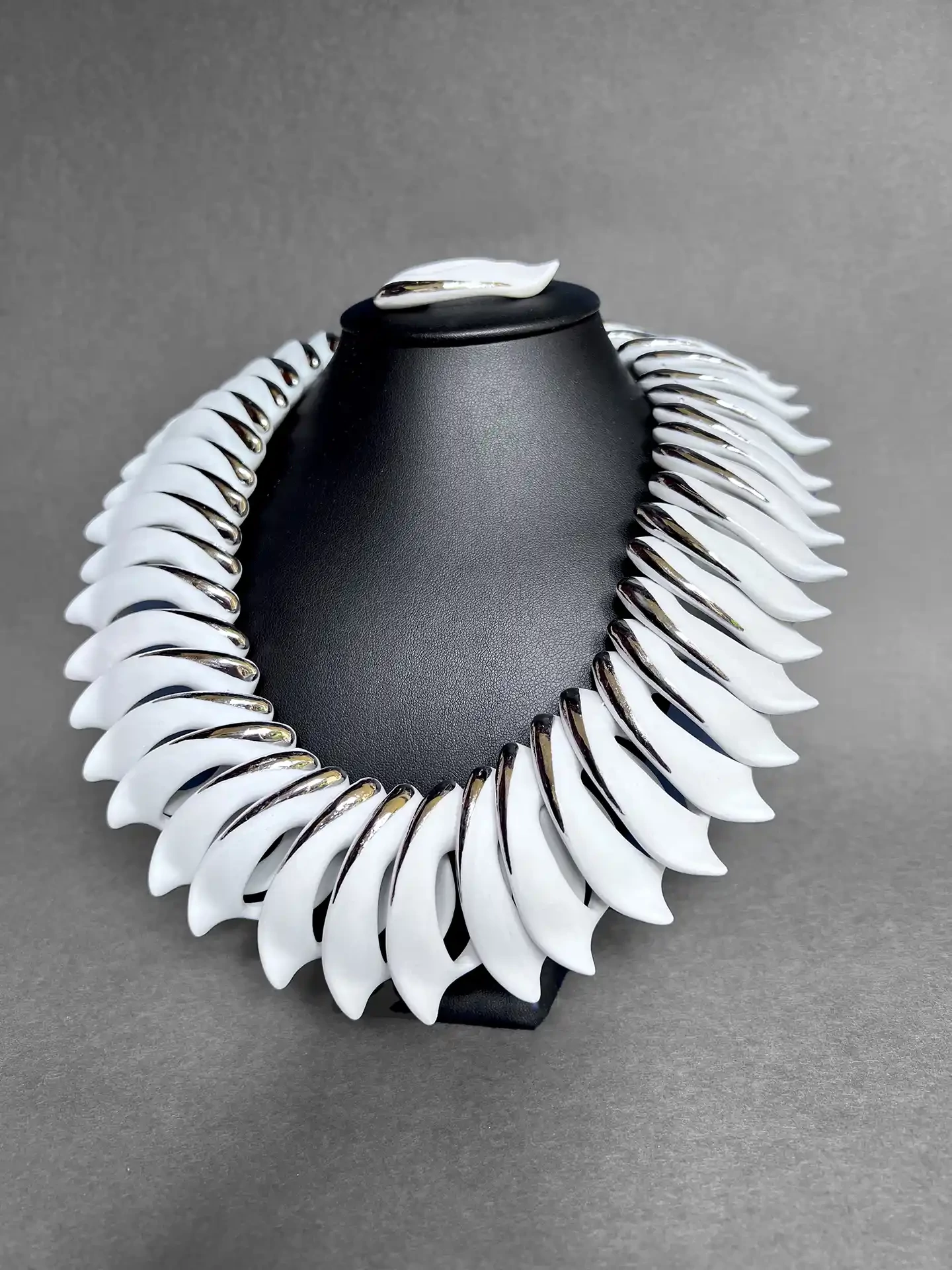 Fehér porcelán nyaklánc fekete babán