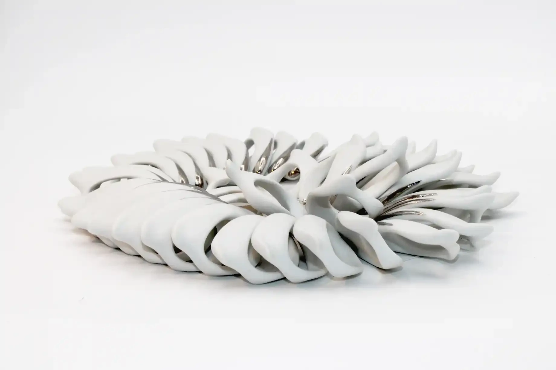 Fehér porcelán nyaklánc lefektetve