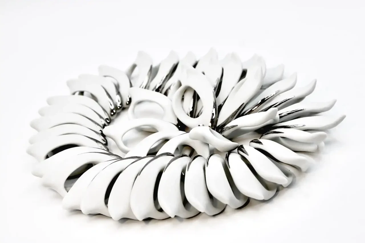 Fehér porcelán nyaklánc organikus formával