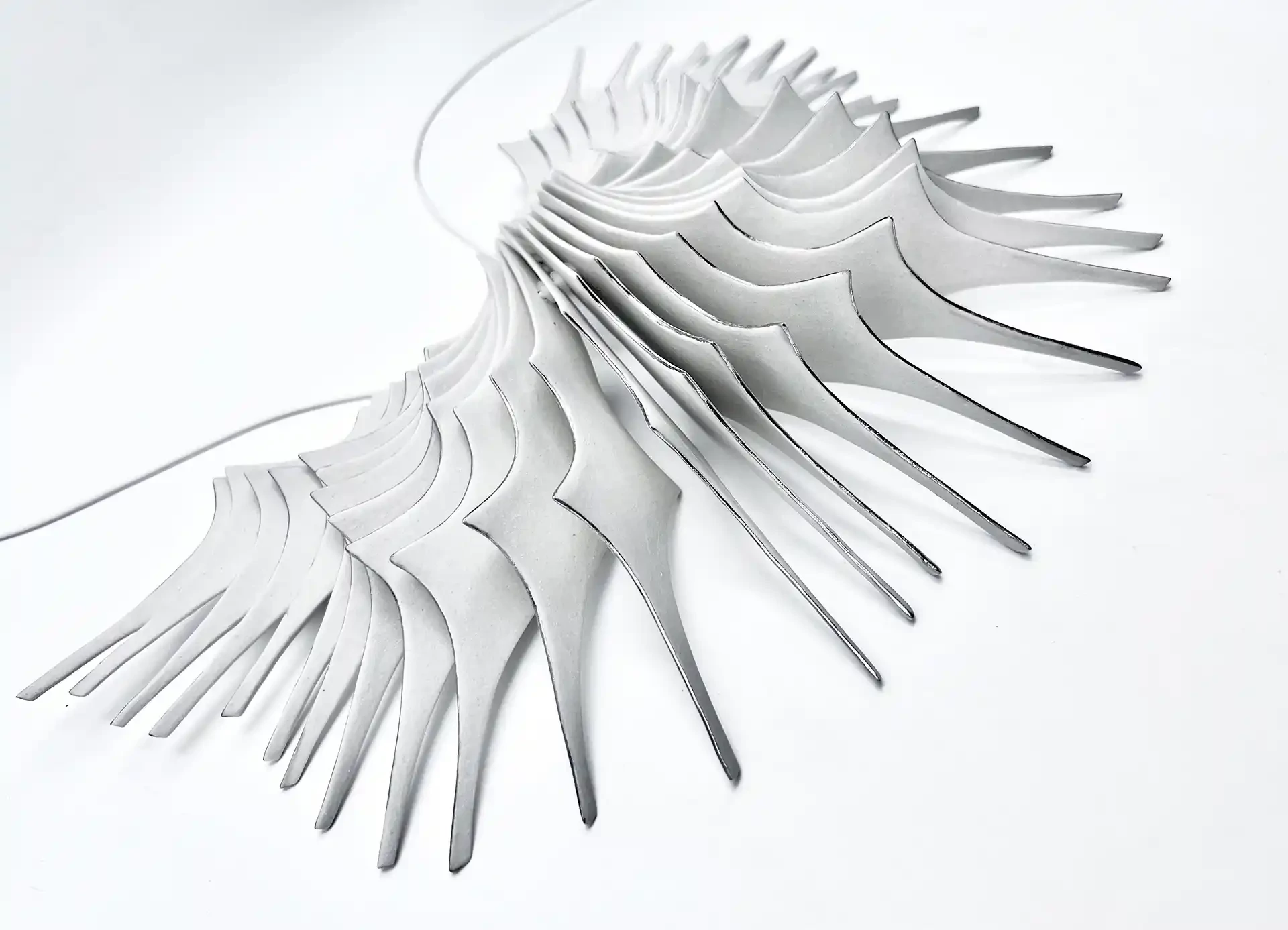 Fehér porcelán nyaklánc hullámokkal részlet