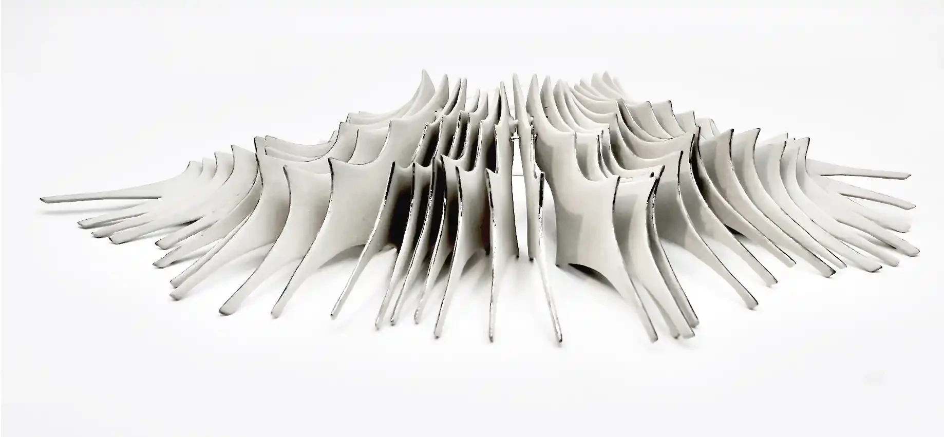 Fehér porcelán nyaklánc hullámokkal felülről