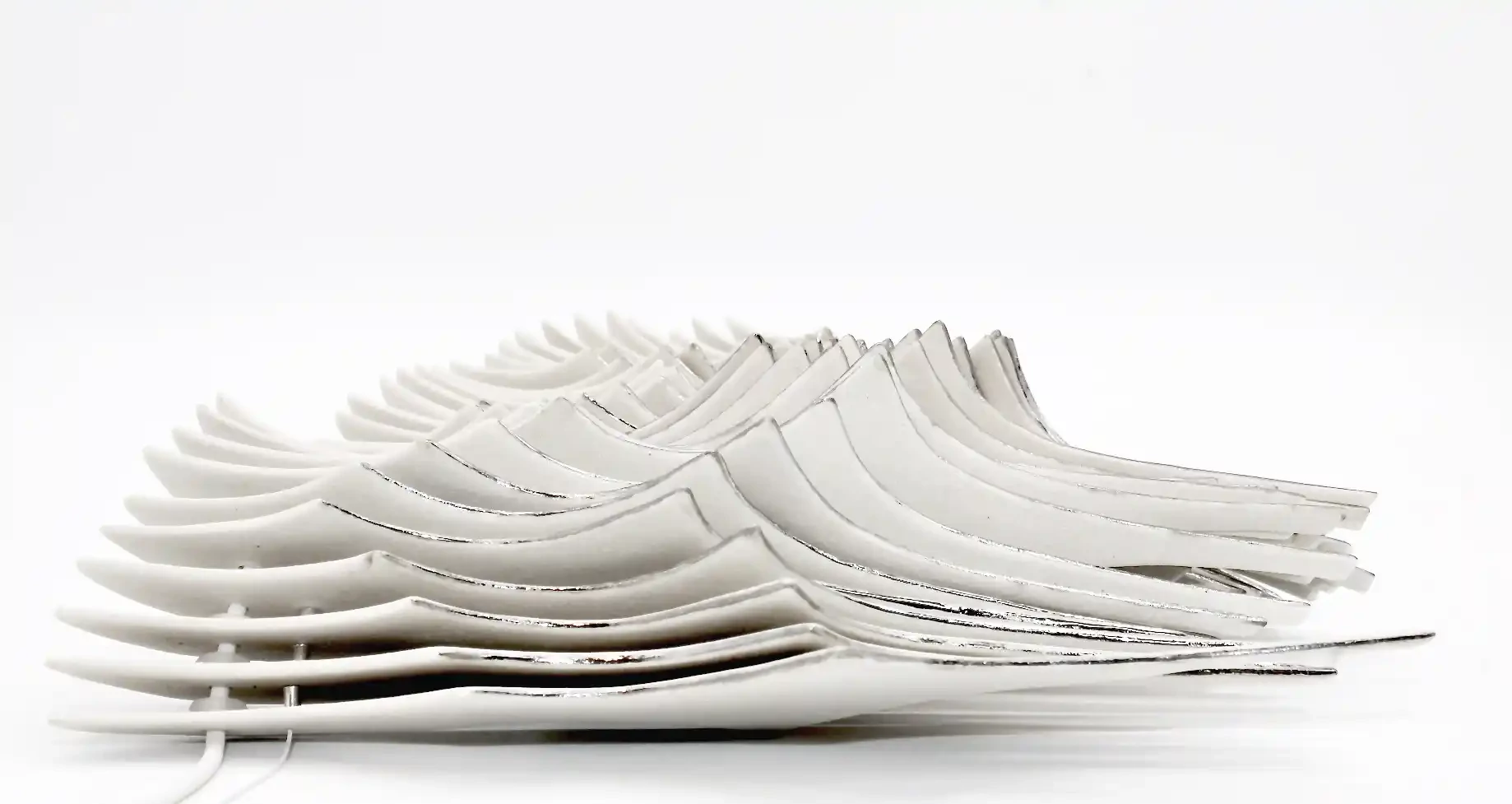 Fehér porcelán nyaklánc hullámokkal oldalnézet