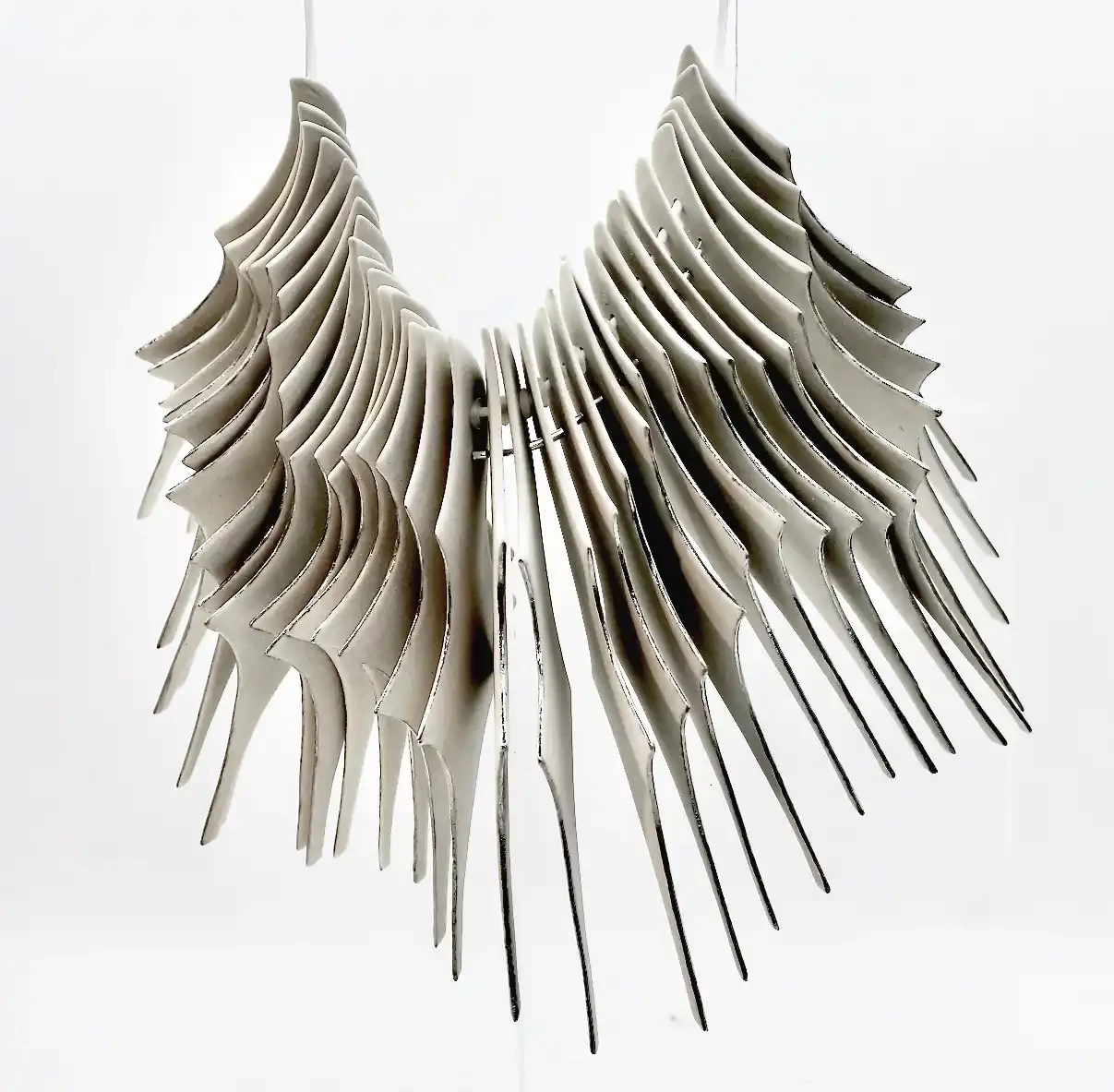 Fehér porcelán nyaklánc hullámokkal arany platina részletekkel