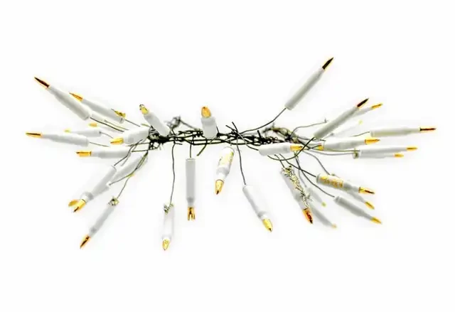 Porcelán nyaklánc szögesdróttal felülről