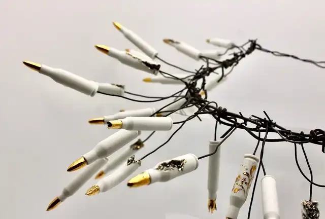 Porcelán nyaklánc szögesdróttal részlet