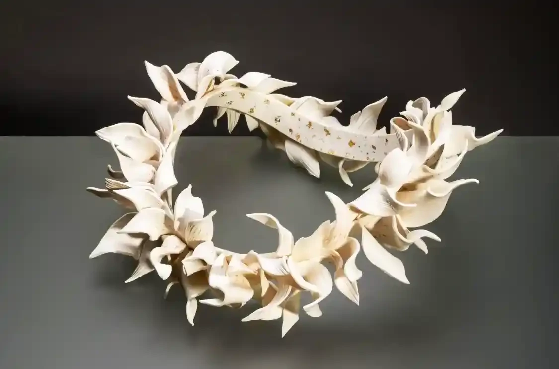 Porcelán levél nyaklánc sötét háttéren