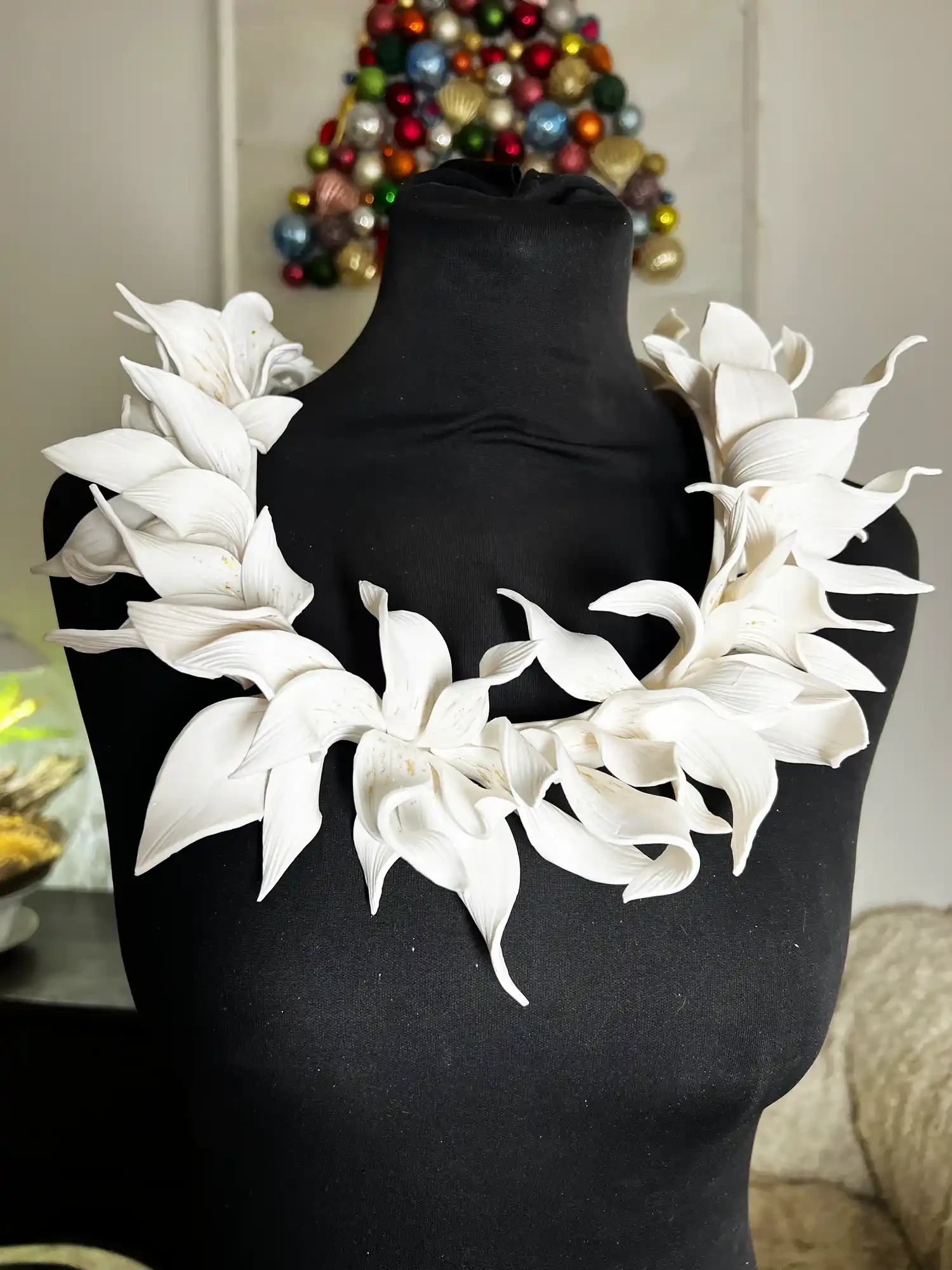 Fehér porcelán levél nyaklánc fekete babán