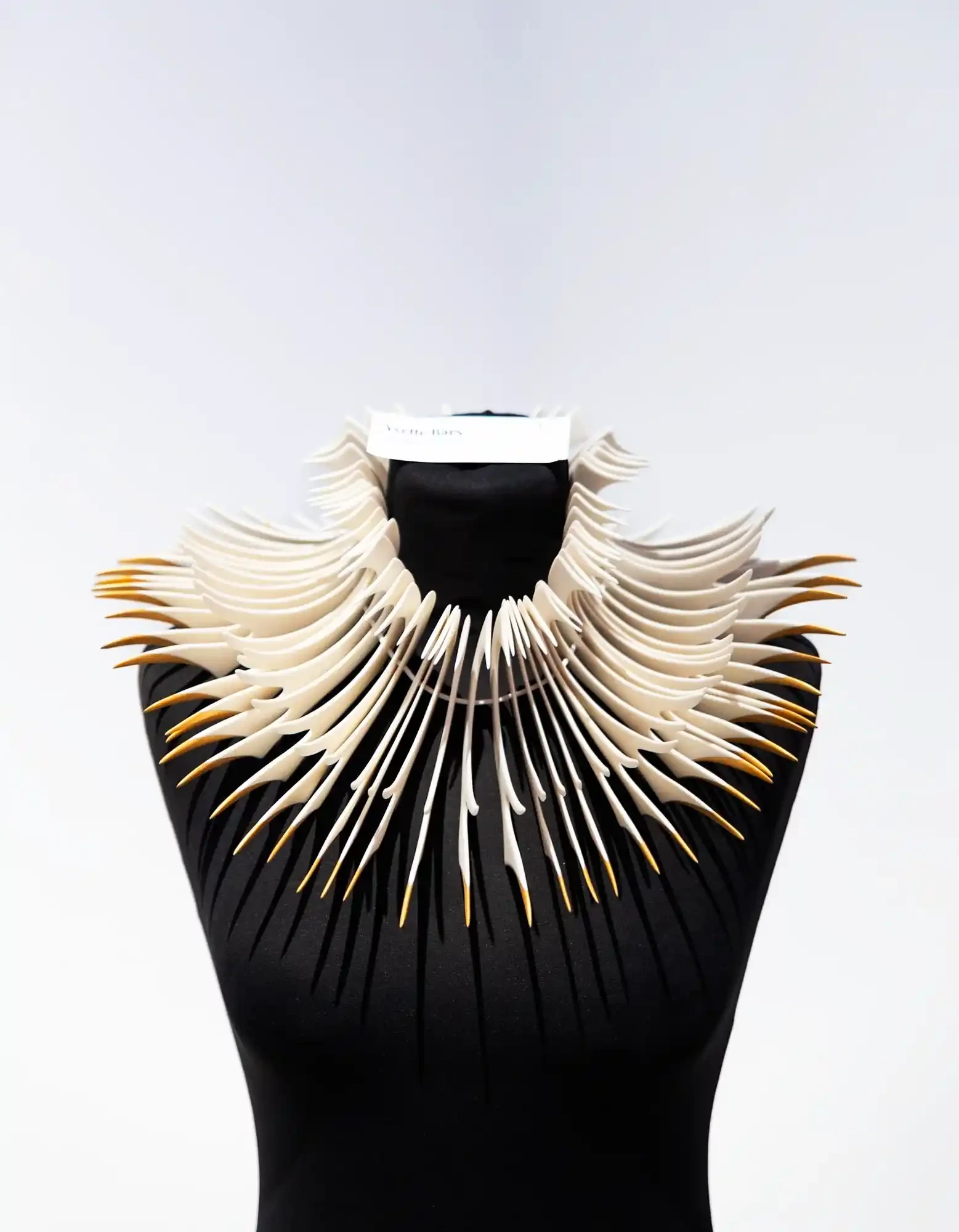 Porcelán nyaklánc fekete babán arany részletekkel