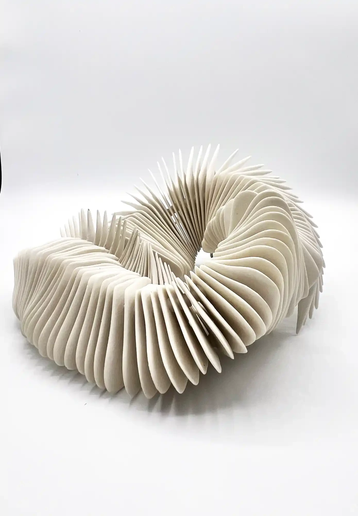 Fehér porcelán gyűrű organikus formával