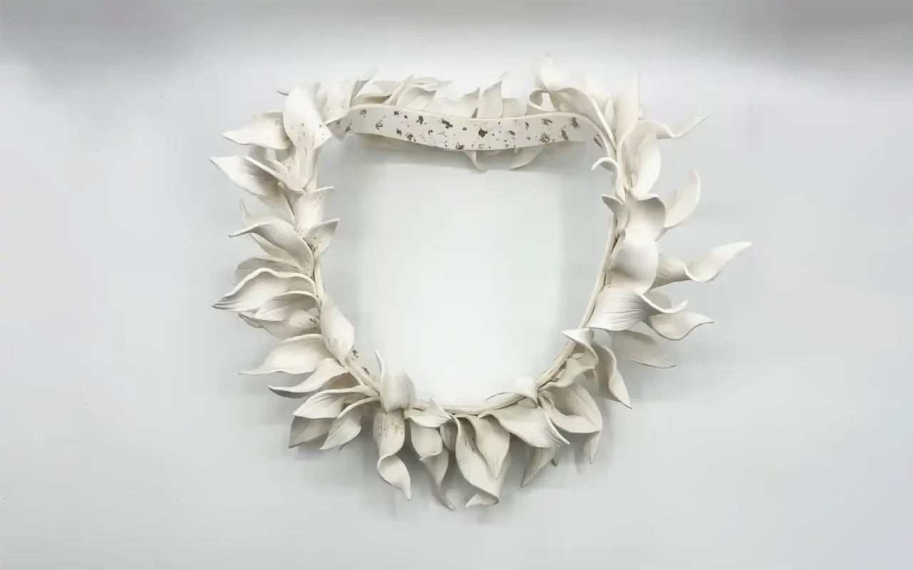 Fehér porcelán levél nyaklánc fehér háttéren