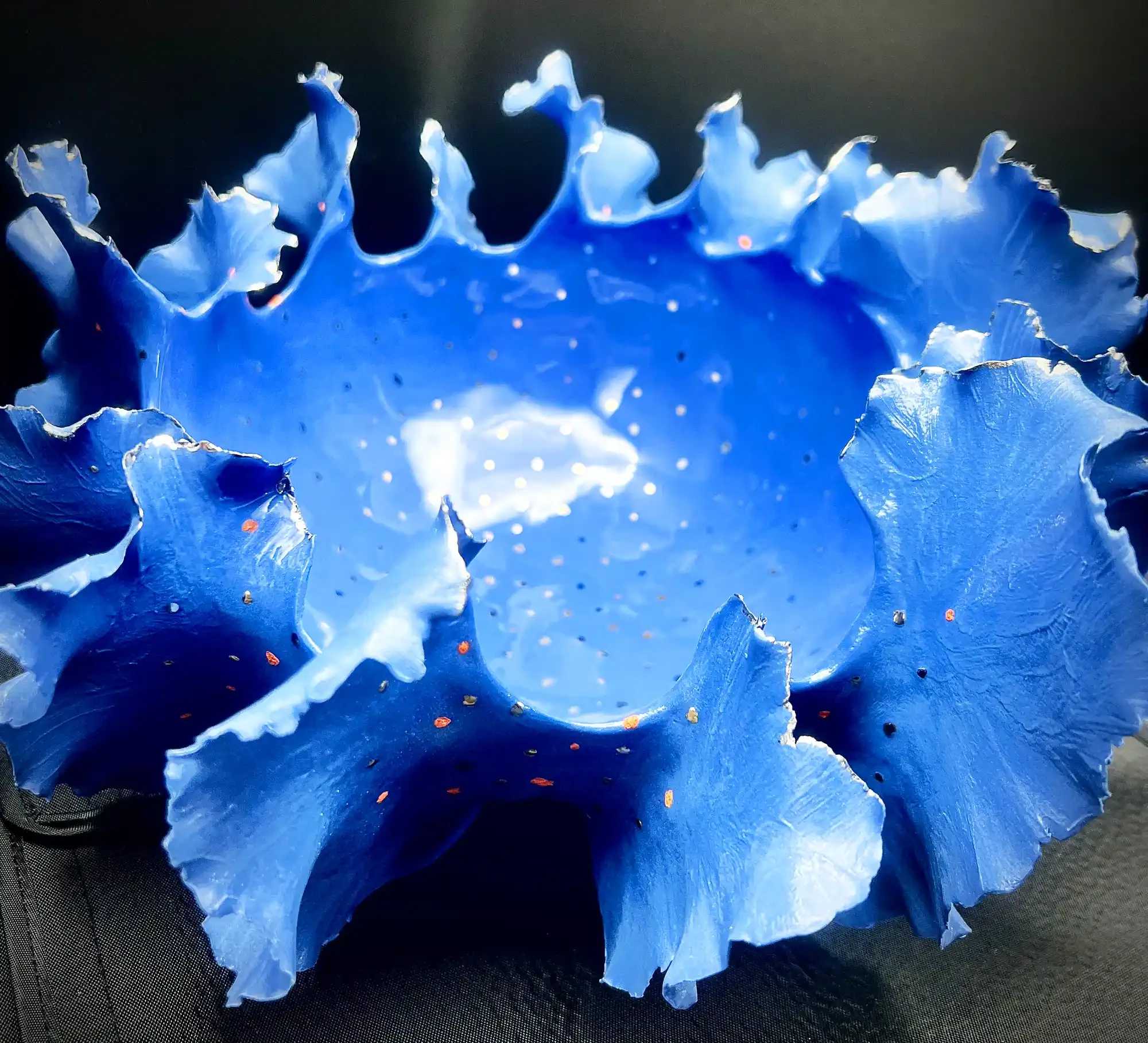 Kék porcelán szobor organikus formával