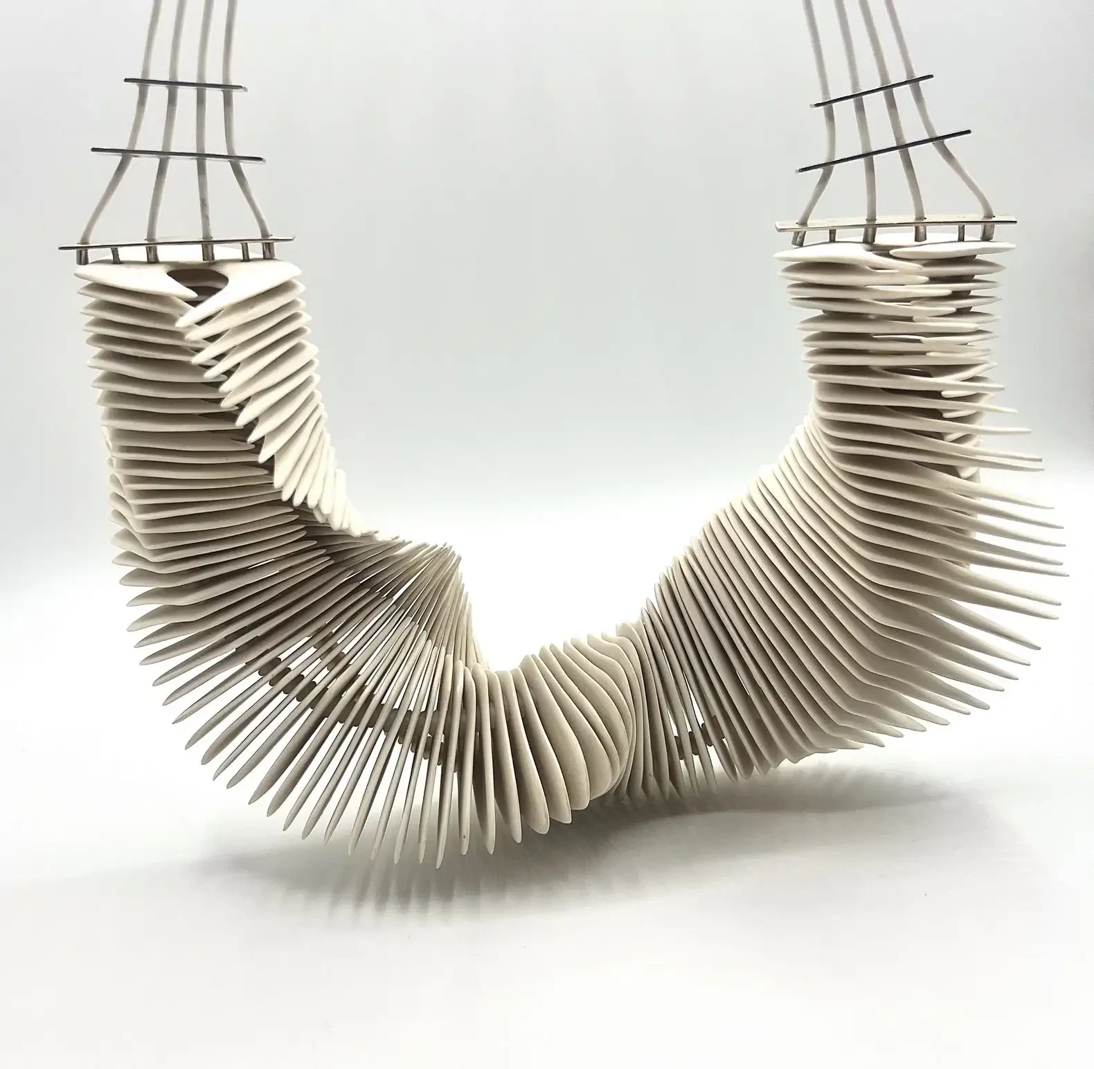 Fehér bordázott porcelán nyaklánc teljes