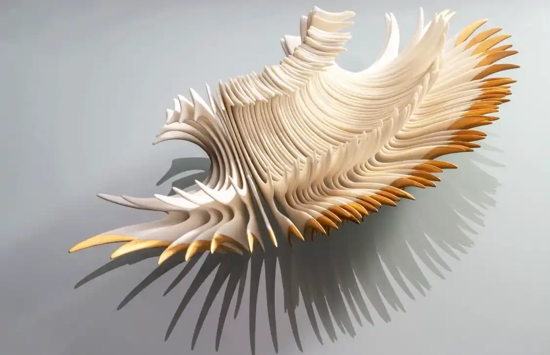 Porcelán bross arany részletekkel szürke háttéren